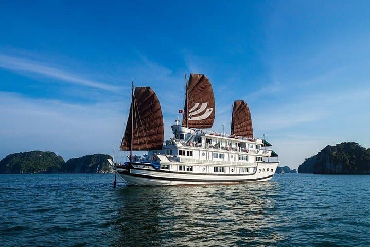 4-Day Private Cruise: Halong Bay & Lan Ha Bay Kayaking, Caves and Cat Ba Discovery