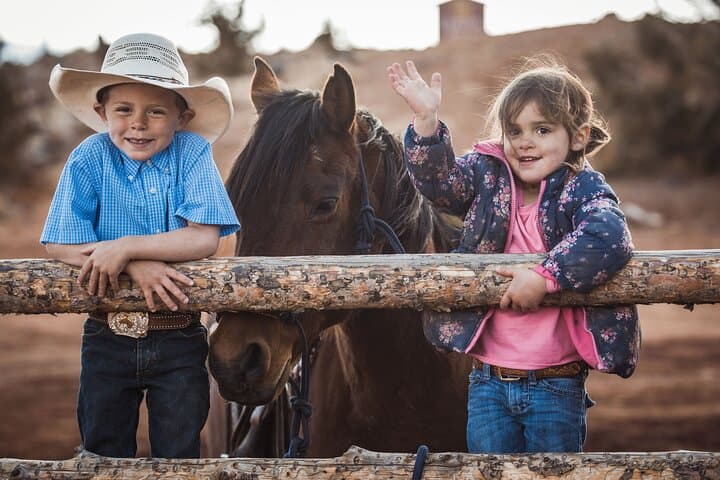 Capitol Reef 1-Hour Western Horseback Ride — Red Bluff & Waterpocket Fold Loop