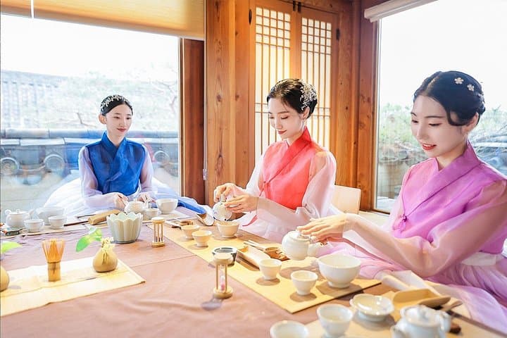 Hanbok Rental in Jeonju Hanok Village: Hanboknam Experience & Photo Guide photo 4
