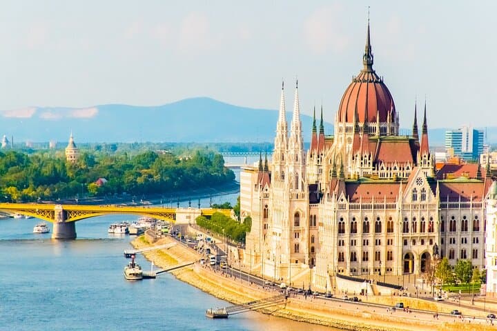 Prague to Budapest Private Car Transfer with Two-Hour Sightseeing Stop photo 2