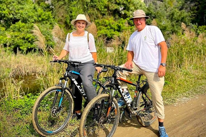 Hanoi to Tam Coc & Mua Cave: Private Full-Day Tour to Hoa Lu and Local Village