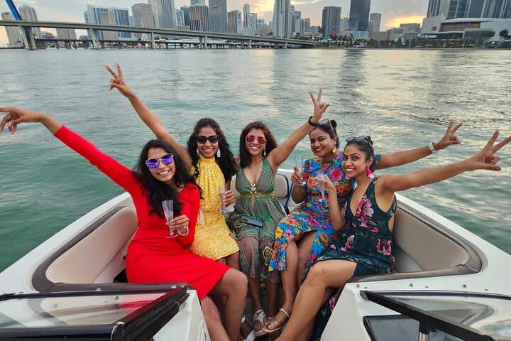 Miami Bay 2-Hour Shared Boat Tour — Biscayne Bay Cruise & Skyline Views