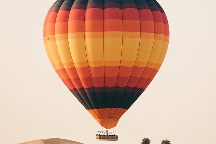Dawn Over the Dunes: Hot Air Balloon Ride Dubai