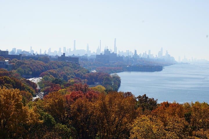 Hudson River Fall Foliage Cruise: Iconic NYC Skyline & Autumn Views
