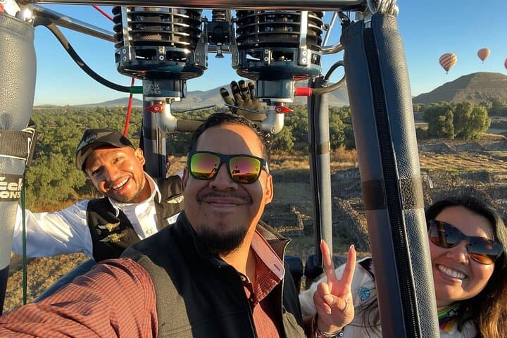Private Hot Air Balloon Flight Over Teotihuacan: Sunrise Flight, Breakfast & Site Entry photo 3