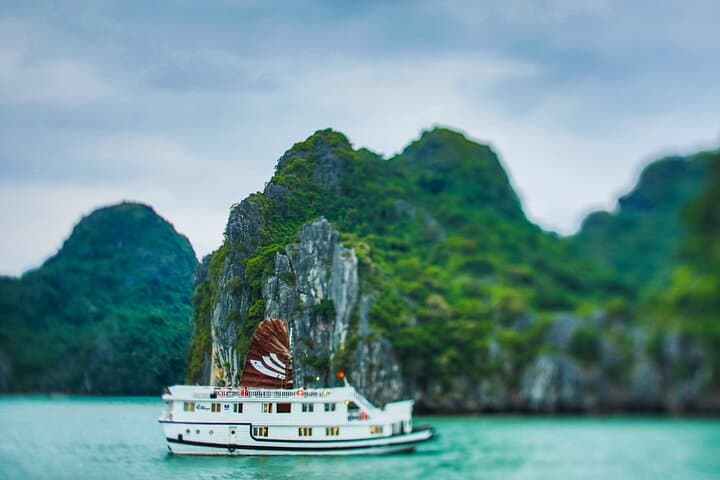 Private 2-Day Halong Bay Cruise: Kayak Ba Ham & Explore Tien Ong Cave photo 5