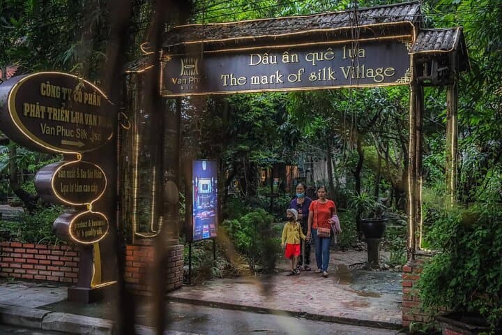 Private Tour to Van Phuc Silk and Duong Lam Ancient Village — Hanoi Day Trip photo 6