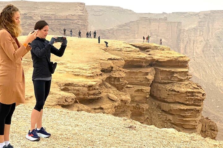 Edge of the World 4x4: Bat Cave, Camels & Sunset Hike from Riyadh