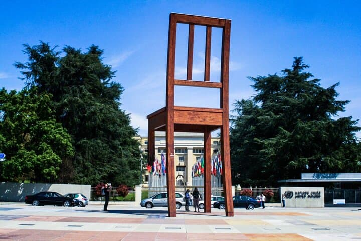 Inside International Geneva: Walking Tour of Diplomacy, Parks & Apéritif