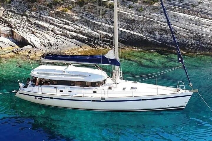 Sail to Tavolara: Dolphin Search, Snorkel & Sardinian Brunch from Golfo Aranci