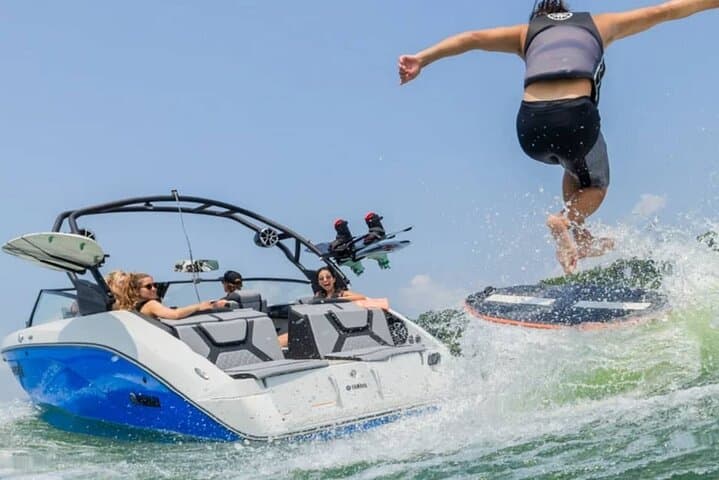 Dubai Surf High: Wakeboarding, Foiling & E‑Foil Sessions on the Persian Gulf