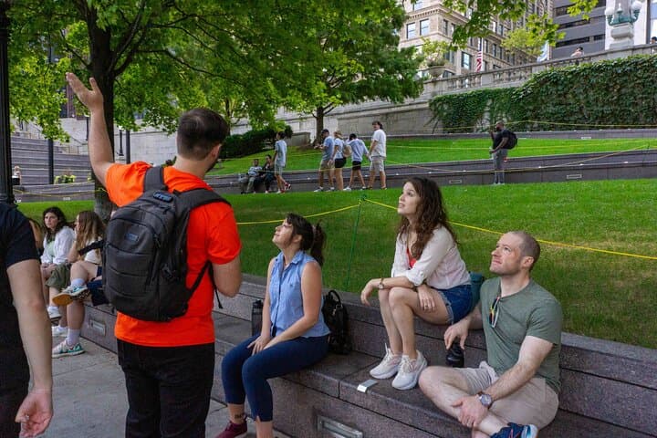 Chicago Lincoln Park Walking Tour: Guns, Guitars & Gangster History photo 3