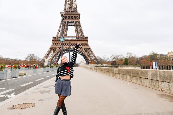 Exclusive Eiffel Tower Photoshoot: Chic Parisian Portrait Session photo 5