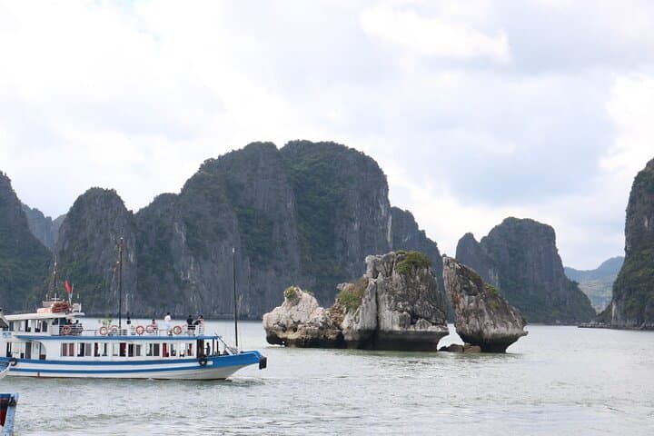 Half-Day Halong Bay Cruise: 4-Hour Shore Excursion from Tuan Chau