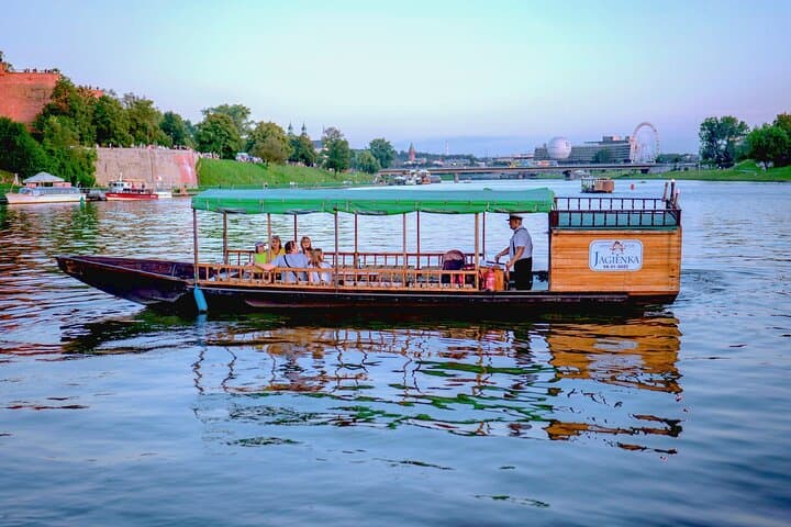 Private Vistula River Boat Tour: Krakow Castle to Kazimierz Cruise photo 2