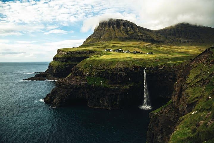 Vágar Day Tour: Bøsdalafossur & Múlafossur Waterfalls, Gásadalur and Leitisvatn Hike