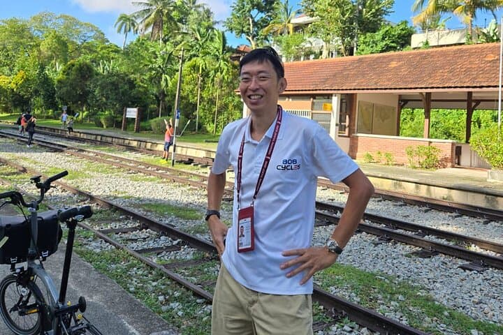 Ride the Rail Corridor: Singapore Cycling Tour Through Civic District & Hawker Eats photo 3