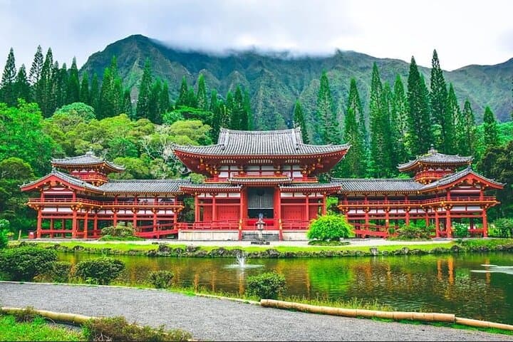 Oahu circle island tour — snorkel with turtles, Byodo-In temple & North Shore flavors