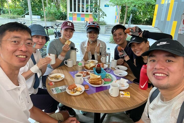 Ride the Rail Corridor: Singapore Cycling Tour Through Civic District & Hawker Eats photo 4