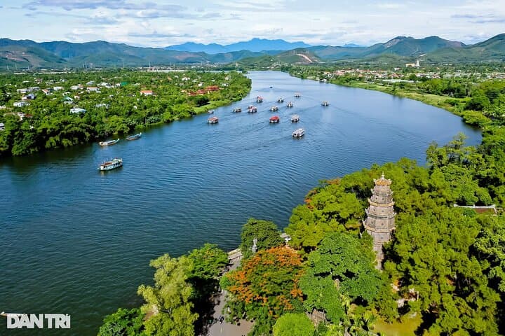 Hue Private Dragon Boat Cruise on the Perfume River — Sunset & Night Experience photo 5