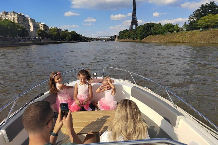 Private Paris Water Taxi: Pont de Grenelle to Louvre Transfer photo 3