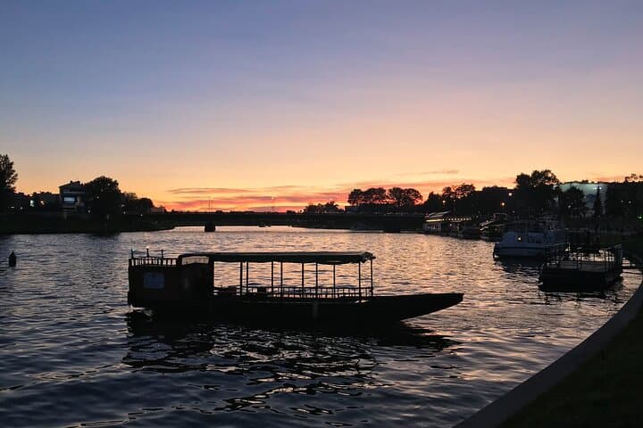 Private Vistula River Boat Tour: Krakow Castle to Kazimierz Cruise photo 1