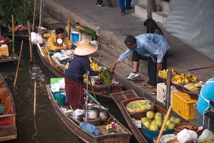 Bangkok Day Tour: Floating Market, Dragon Temple, Bubble Cafe & Chinatown photo 3
