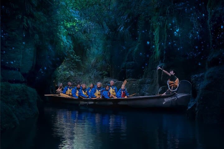 Tauranga Evening Big Kanu Glowworm Tour on Lake McLaren photo 2