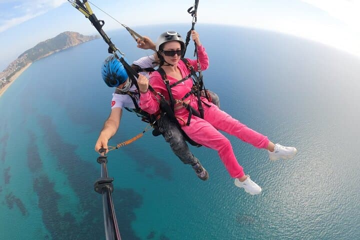 Alanya 700m Tandem Paragliding: 25-Minute Flight from Taurus to Cleopatra Beach