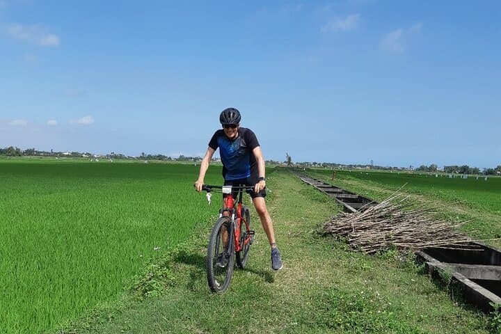 Hoi An Bites by Bike: Guided Cycling Food Tour of the Old Quarter