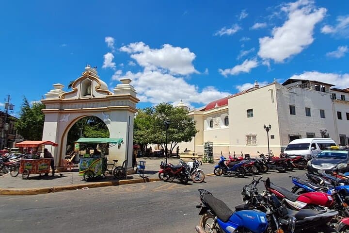 León Half-Day Cultural Tour: Cathedral, Markets & Mirador Santa Rita