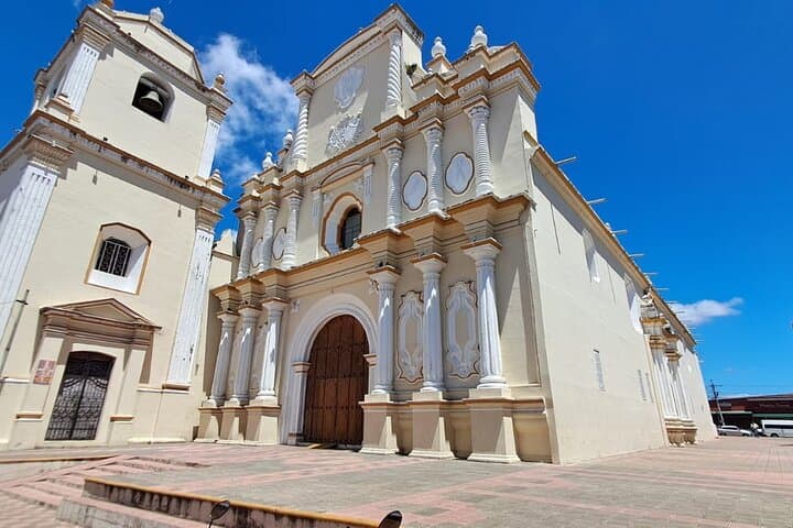 León Half-Day Cultural Tour: Cathedral, Markets & Mirador Santa Rita photo 3