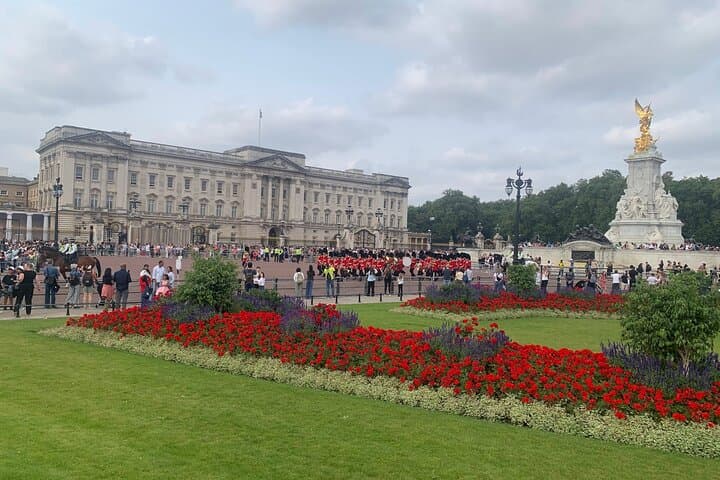 Westminster Self-Guided Walking Tour & Scavenger Hunt — Parliament to Buckingham