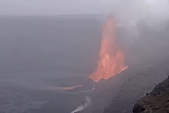 Hilo to Kīlauea: Volcanoes, Waterfalls & Black Sand Beach Day Tour photo 3