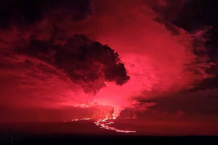 Hilo to Kīlauea: Volcanoes, Waterfalls & Black Sand Beach Day Tour photo 4