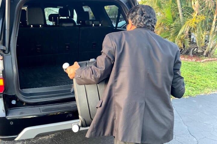 Miami private hotel to airport black car transfer photo 5