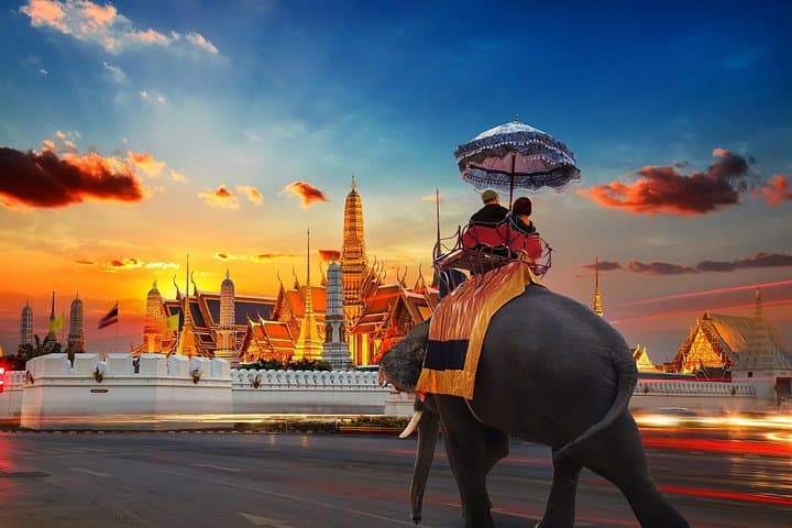 Private Bangkok Temple Tour: Grand Palace, Wat Pho & Wat Arun VIP Experience photo 2
