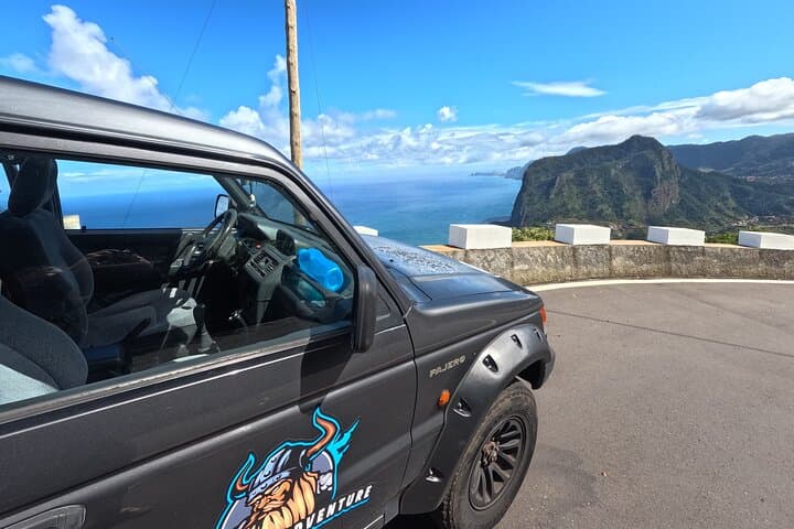 Madeira 4x4 Jeep Safari — Pico do Arieiro, Santana & Ponta de São Lourenço in One Day