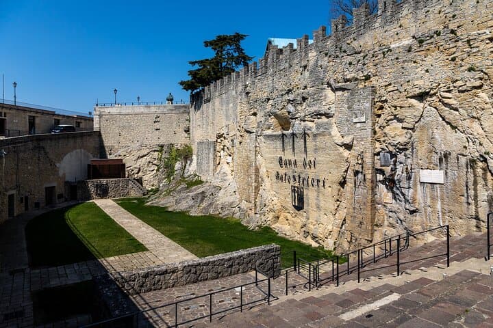 Historic San Marino Walking Tour with Local Tasting photo 5