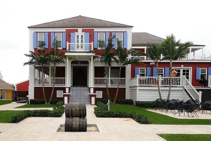 One-Hour Island Stroll Through Historic Nassau: Rum, Murals & Local Flavors photo 3
