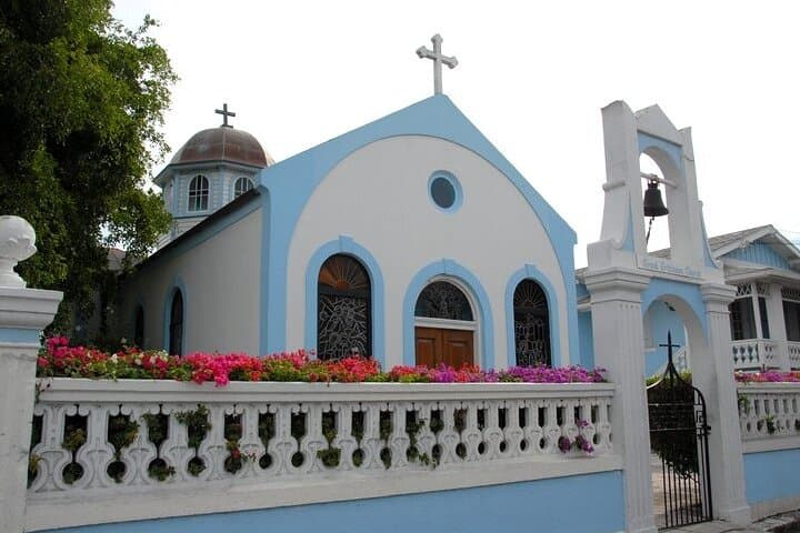 One-Hour Island Stroll Through Historic Nassau: Rum, Murals & Local Flavors photo 4