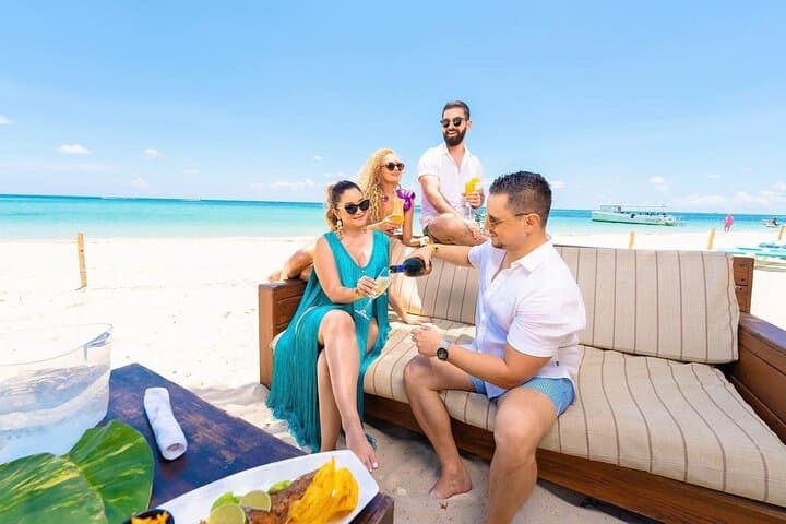 Private Beach Club Day at West Bay Beach, Roatán — San Simón & Mayan Princess