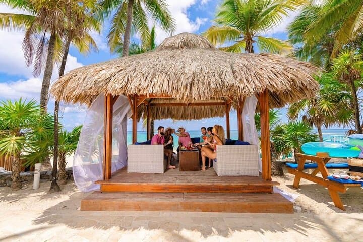Private Beach Club Day at West Bay Beach, Roatán — San Simón & Mayan Princess photo 2
