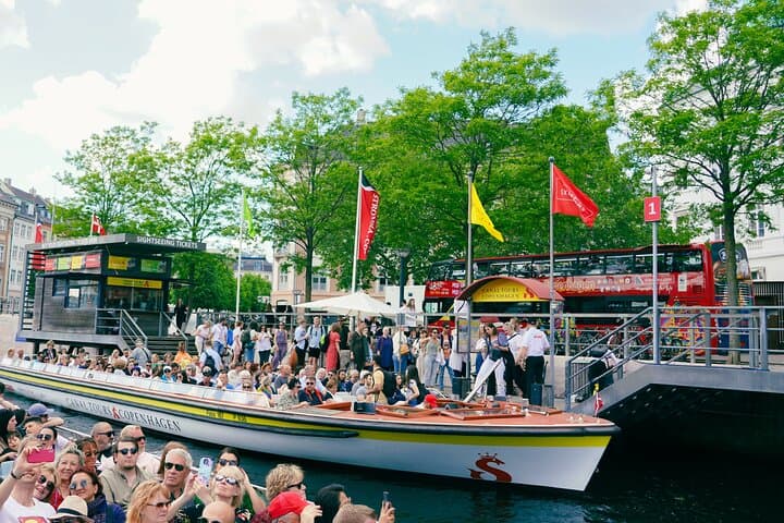 Copenhagen Canal Cruise: 1-Hour Live-Guided Sightseeing from Nyhavn photo 3