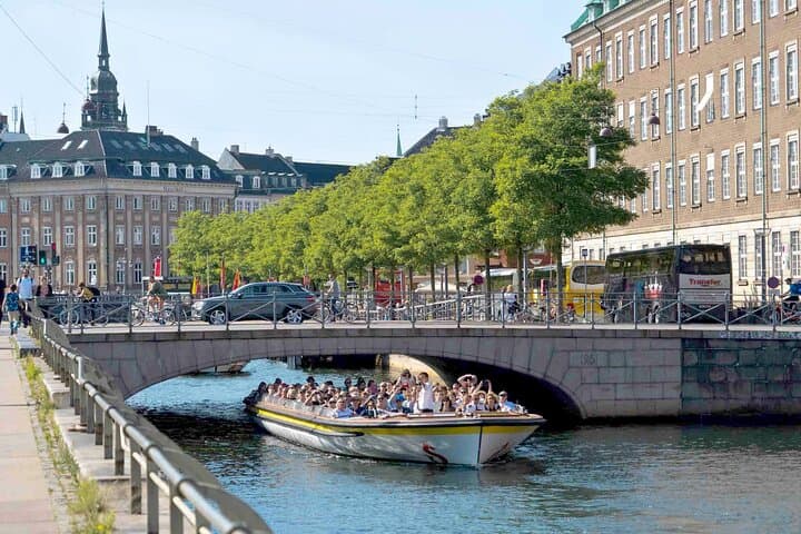 Copenhagen Canal Cruise: 1-Hour Live-Guided Sightseeing from Nyhavn photo 2