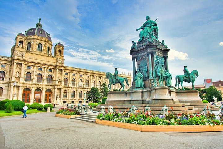 Private transfer Munich to Vienna with 2-hour stop in Hallstatt, Melk or Salzburg photo 3