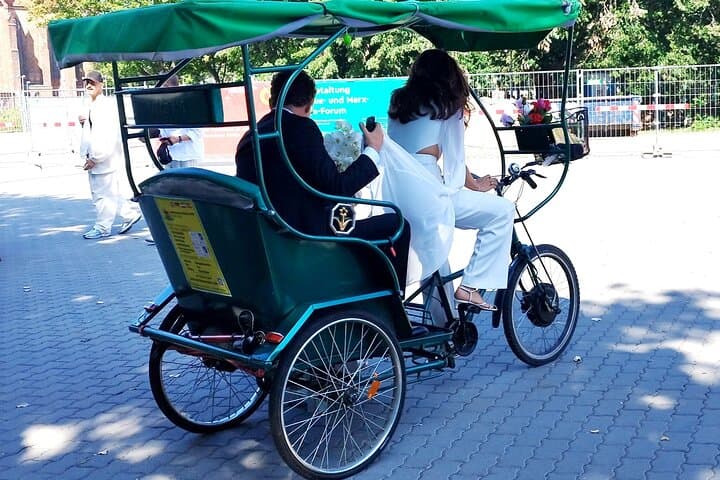 Electric Rickshaw Tour of Berlin: Government Quarter, Tiergarten & Spree River (3 hr) photo 5