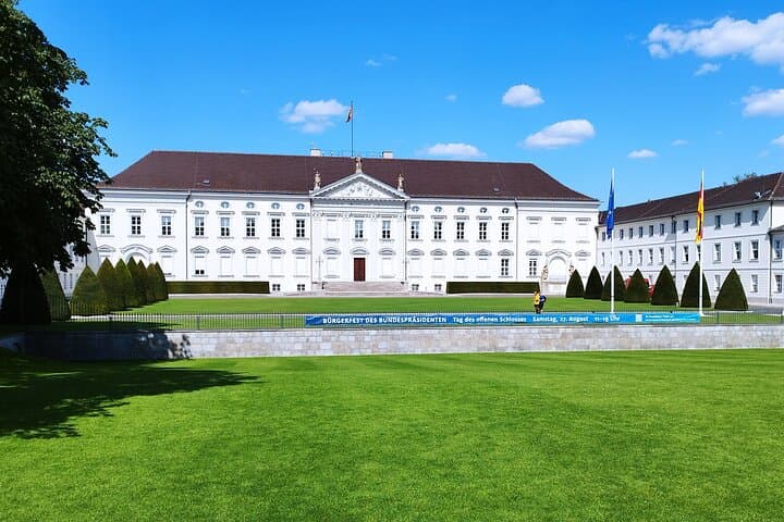Electric Rickshaw Tour of Berlin: Government Quarter, Tiergarten & Spree River (3 hr) photo 2