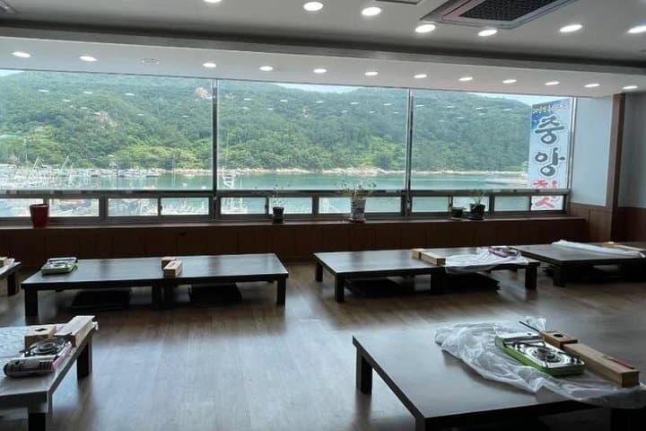 Day Trip from Busan to Geoje Island: Geoga Bridge, Wind Hill & Oedo Botania photo 2
