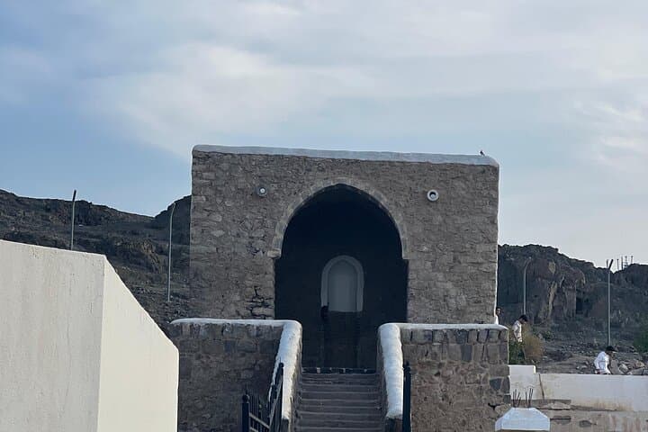 4-Hour Historical Tour of Madinah Landmarks — Quba, Qiblatain & Mount Uhud photo 4